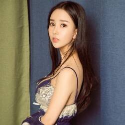 風(fēng)衣氣質(zhì)性感美女佳琪 高清4K圖 65P  683MB 百度網(wǎng)盤下載