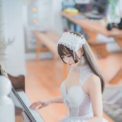 白色紗裙蕾姆護(hù)士寫真套圖 30P